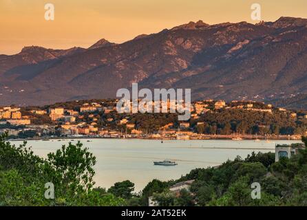 Massif de Cagna Berge bei Sonnenaufgang über Citadelle, Altstadt-Bergteil von Porto-Vecchio, Yachthafen bei Golfe de Porto-Vecchio, Korsika, Frankreich Stockfoto