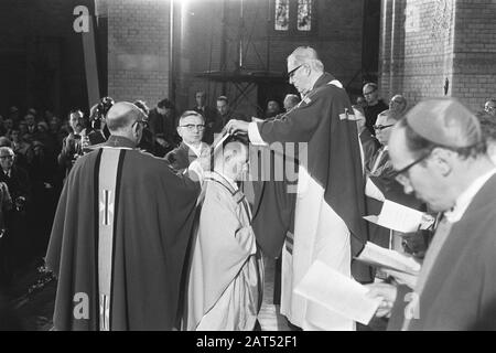 Die Bischofsordination von Bischof Simonis in der Laurentius- und Elisabeth-Kathedrale in Kardinal Alfrink widmet Bischof Simonis dem Bischof, die anderen Bischöfe sind um ihn herum Datum: 20. März 1971 Ort: Rotterdam, Süd-Holland Schlüsselwörter: Bischöfe, Kardinäle, Kathedalen, Katholizität, Zeremonie persönlicher Name: Alfrink, Bernardus, Simonis, Ad Stockfoto