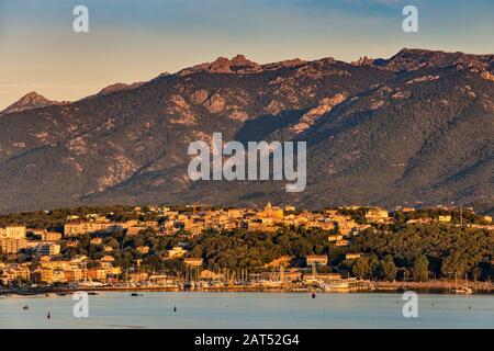 Massif de Cagna Berge bei Sonnenaufgang über Citadelle, Altstadt-Bergteil von Porto-Vecchio, Yachthafen bei Golfe de Porto-Vecchio, Korsika, Frankreich Stockfoto