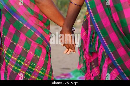 Stammfrauen halten während eines traditionellen Volkstanzes in Bolpur, Westbengalen, Indien, die Hände Stockfoto