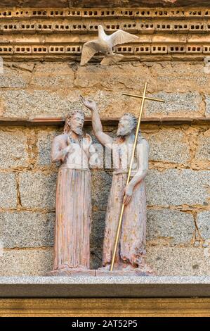 Figuren von Jesus und Johannes dem Täufer, Eingang zur Eglise St-Jean-Baptiste, Kirche am Place de la Republique, in Porto-Vecchio, Korsika, Frankreich Stockfoto