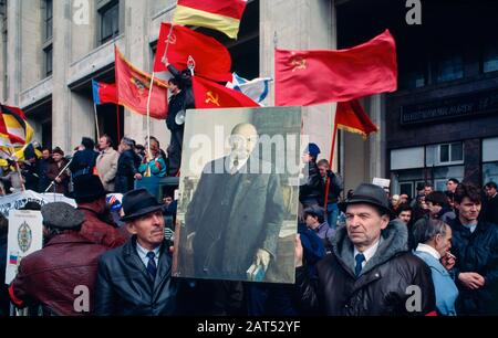 Prokommunistische, anti-Yeltsin (Boris Jelzin, russischer Präsident 1991-1999) Demonstration vor dem Alten Hotel Moskva am Maneschnaja-Platz im Zentrum Moskaus, 1992. Stockfoto