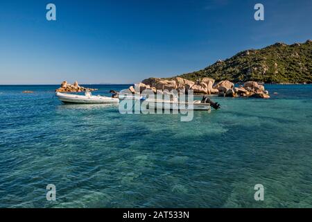 Boote in Plage de Palombaggia, Strand in der Nähe von Porto Vecchio, Corse-du-Sud, Korsika, Frankreich Stockfoto