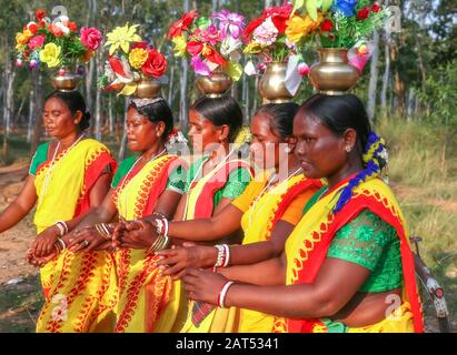 Indianische Stammesfrauen führen in einem Waldgebiet in Bolpur Shantiniketan, Westbengalen, Volkstanz auf Stockfoto