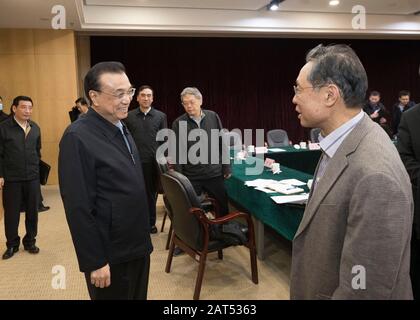 (200130) -- PEKING, 30. Januar 2020 (Xinhua) -- der chinesische Premier Li Keqiang, Auch Mitglied des Ständigen Ausschusses des Politbüros der Kommunistischen Partei Chinas (CPC) Zentralkomitees und Leiter einer führenden Gruppe des CPC-Zentralkomitees zur Prävention und Kontrolle des neuartigen Coronavirus-Ausbruchs, Gespräche mit dem renommierten chinesischen Atmungswissenschaftler Zhong Nanshan am 30. Januar 2020 im chinesischen Zentrum für Krankheitskontrolle und Prävention (CDC) in Peking, der Hauptstadt Chinas. Li lernte die wissenschaftlichen Forschungen zur epidemischen Prävention und Kontrolle kennen und hörte Meinungen von Medizin Stockfoto