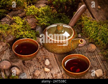 Set aus chinesischen Teetassen und Teekanne auf Vintage-Holzhintergrund Stockfoto