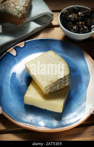 Gewürzter sizilianischer Käse aus Castronovo, schwarze, gewürzte sizilianische Oliven und hausgemachtes Vollkornbrot, Sizilien, Italienisch, Europa Stockfoto