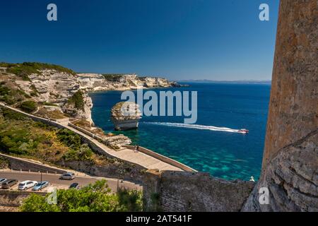 Kalkfelsen über der Straße von Bonifacio, Ausflugsboot, Blick von Bastion de l'Etendard, in Citadelle in Bonifacio, Corse-du-Sud, Korsika, Frankreich Stockfoto