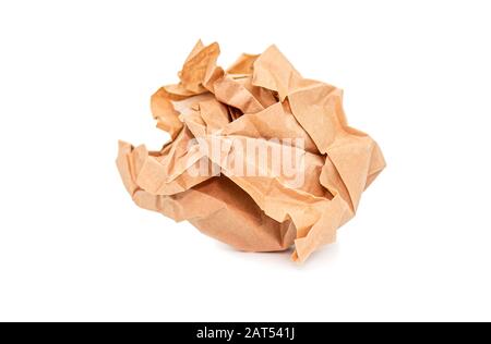 Zerknitterter brauner Papierball isoliert auf weißem Hintergrund Stockfoto
