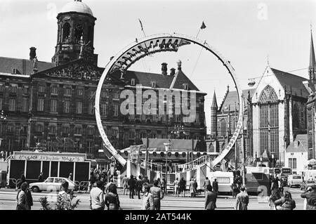 Messe am Amsterdamer Staudamm, Messe mit Hintergrund der Palast und die Nieuwe Kerk Datum: 24. april 1981 Standort: Amsterdam, Noord-Holland Schlüsselwörter: Messegelände Stockfoto