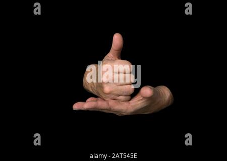 Das Wort HILFT in britischer Zeichensprache auf einem isolierten schwarzen Hintergrund Stockfoto