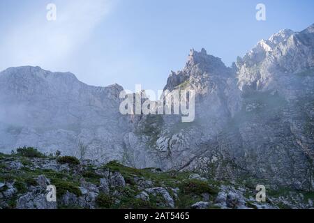 Nebel enthüllt Berge, ligurische Alpen, Region Piemont, Provinz von Cuneo, Nordwestitalien Stockfoto
