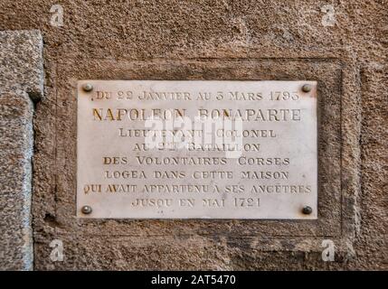 Plaque an dem Haus, in dem Napoleon Bonaparte im Jahre 173 weilte, Rue des Deux Empors in Ville Haute (Oberstadt) in Bonifacio, Corse-du-Sud, Korsika, Frankreich Stockfoto