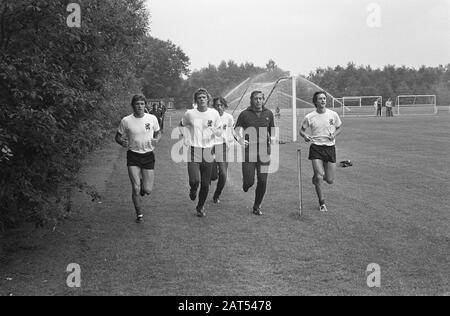 Kernploeg Holländisches Teamtreffen in Zeist im KNVB-Sportzentrum; Spieler während des Trainings Datum: 21. Mai 1974 Ort: Utrechter, Zeist Schlüsselwörter: Sport, Training, Name der Fußballeinrichtung: KNVB, Niederlande Elftal Stockfoto