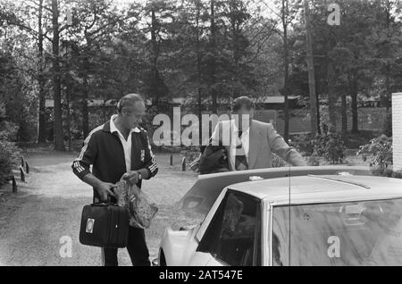 Kernploeg Holländisches Teamtreffen in Zeist im KNVB-Sportzentrum; Fadrhonc und Michels bei Ankunft am 21. Mai 1974 Ort: Utrechter, Zeist Schlüsselwörter: Sport, Trainer, Fußball persönlicher Name: Fadrhonc, Frantique Stockfoto