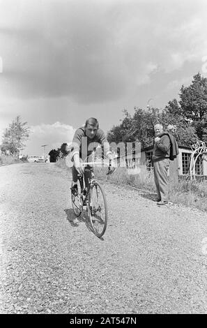 Radsport, Amateur-Team in Nuth, Nummer 17 und 18 Eddy Klammern (Kopf), Nummer 15 und 16 auf dem Rad Datum: 17. August 1966 Ort: Nuth Schlagwörter: Radsport, Radsport persönlicher Name: Wirbelwinkel Stockfoto