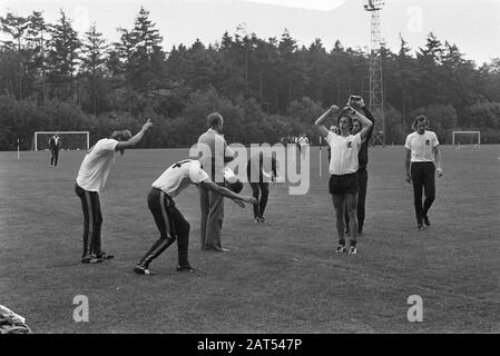 Kernploeg Holländisches Mannschaftstreffen in Zeist im KNVB-Sportzentrum; Rinus Michels (stehend) leitet das Trainingsdatum: 21. Mai 1974 Ort: Utrechter, Zeist Schlüsselwörter: Sport, Training, Fußball Personenname: Michels, Rinus Stockfoto