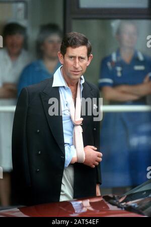 HRH Prince Charles verlässt das Krankenhaus von Cirencester nach einem Polounfall, Cirencester, England, Juli 1990 Stockfoto