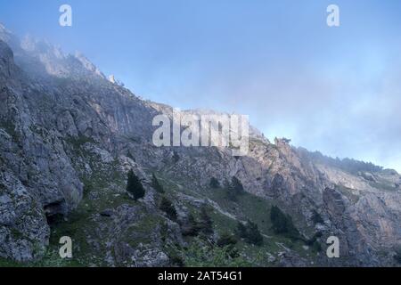Nebel enthüllt Berge, ligurische Alpen, Region Piemont, Provinz von Cuneo, Nordwestitalien Stockfoto