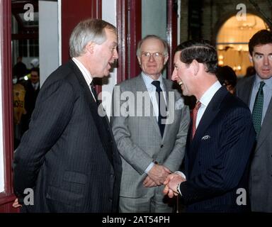 Tim Rice trifft HRH Prince Charles in der Royal Albert Hall, London, England März 1994 Stockfoto