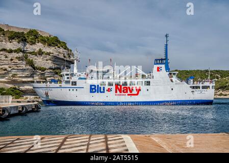 Frau Ichnusa, Fähre von Santa Teresa Gallura, Sardinien, vor dem Anlegeplatz am Hafen in Bonifacio, Corse-du-Sud, Korsika, Frankreich Stockfoto