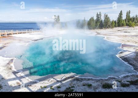 Schwarzer Pool im Yellowstone National Park Stockfoto