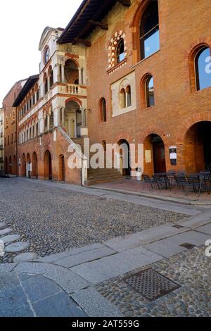 Palazzo del Broletto, Wo aus dem 11. Jahrhundert, als eingezäuntes Gebiet, in dem früher Stadtversammlungen stattfanden und wo Gerechtigkeit ausgeübt wurde Stockfoto