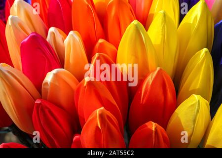 Schöne handgefertigte Blumen aus Stoffpapier, die für die Hausdekoration verwendet werden und bei einem Kunsthandwerk in Kolkata ausgestellt werden. Bunte Blumen Hintergrund Stockfoto