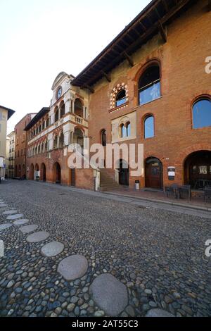 Palazzo del Broletto, Wo aus dem 11. Jahrhundert, als eingezäuntes Gebiet, in dem früher Stadtversammlungen stattfanden und wo Gerechtigkeit ausgeübt wurde Stockfoto