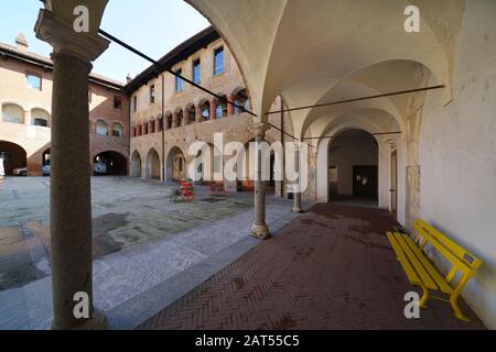 Palazzo del Broletto, Wo aus dem 11. Jahrhundert, als eingezäuntes Gebiet, in dem früher Stadtversammlungen stattfanden und wo Gerechtigkeit ausgeübt wurde Stockfoto