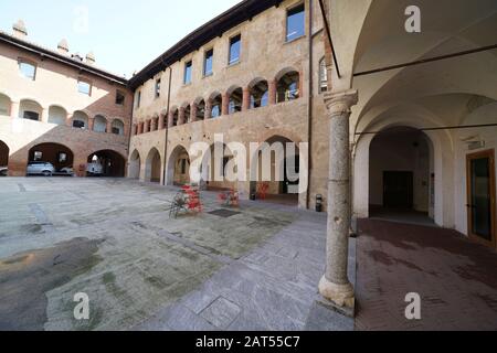 Palazzo del Broletto, Wo aus dem 11. Jahrhundert, als eingezäuntes Gebiet, in dem früher Stadtversammlungen stattfanden und wo Gerechtigkeit ausgeübt wurde Stockfoto