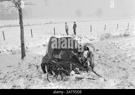 Kettenkollision auf der Straße Arnhem-Utrechter Datum: 31. Dezember 1970 Schlagwörter: Kettenzusammenstöße, Autos, Schnee Stockfoto