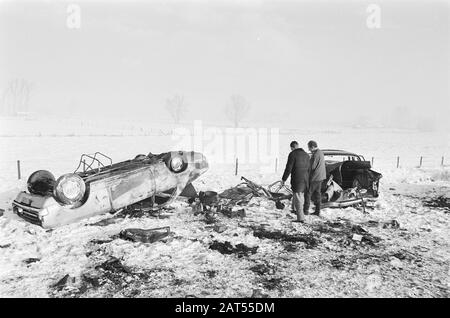 Kettenkollision auf der Straße Arnhem-Utrechter Datum: 31. Dezember 1970 Schlagwörter: Kettenzusammenstöße, Autos, Schnee Stockfoto