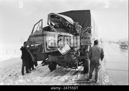 Kettenzusammenstoß auf der Straße Arnhem-Utrechter; zerstörter LKW-Termin: 31. Dezember 1970 Schlagwörter: Kettenzusammenstöße, Schnee, Lastwagen Stockfoto