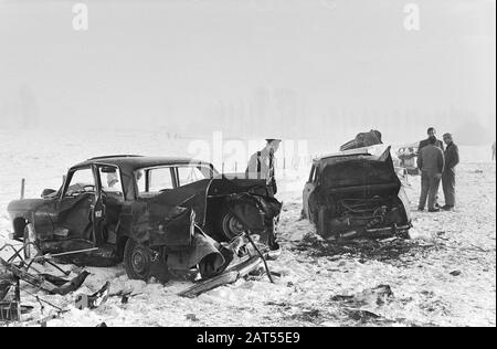 Kettenkollision auf der Straße Arnhem-Utrechter Datum: 31. Dezember 1970 Schlagwörter: Kettenzusammenstöße, Autos, Schnee Stockfoto