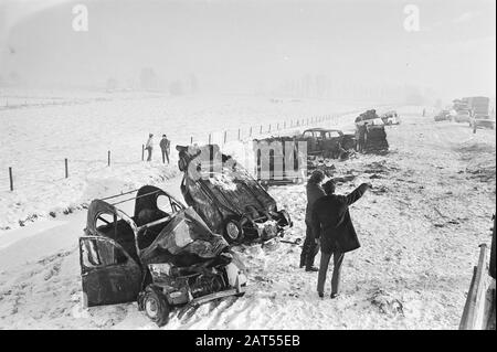 Kettenzusammenstoß auf der Straße Arnhem-Utrechter; zerstörte Autos Datum: 31. Dezember 1970 Schlagwörter: Kettenzusammenstöße, Autos, Schnee Stockfoto