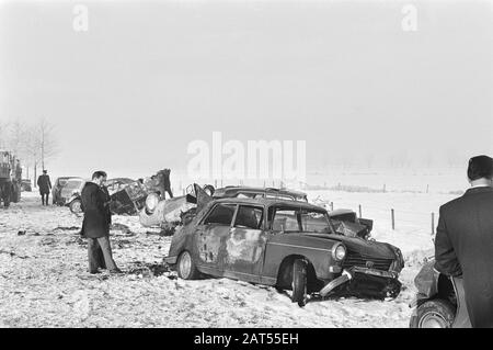 Kettenkollision auf der Straße Arnhem-Utrechter Datum: 31. Dezember 1970 Schlagwörter: Kettenzusammenstöße, Autos, Schnee Stockfoto