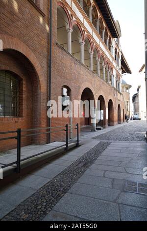 Palazzo del Broletto, Wo aus dem 11. Jahrhundert, als eingezäuntes Gebiet, in dem früher Stadtversammlungen stattfanden und wo Gerechtigkeit ausgeübt wurde Stockfoto