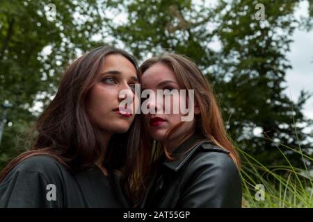 Junge Frauen aus verschiedenen Rassen stehen dicht beieinander und blicken weg. Nahaufnahme. Stockfoto