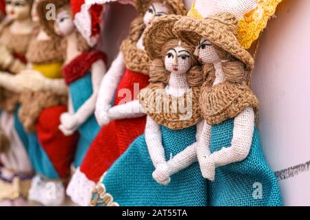 Hängende handgefertigte Marionettenmodelle von Menschen mit traditionellen Kostümen aus Jute zum Verkauf Stockfoto