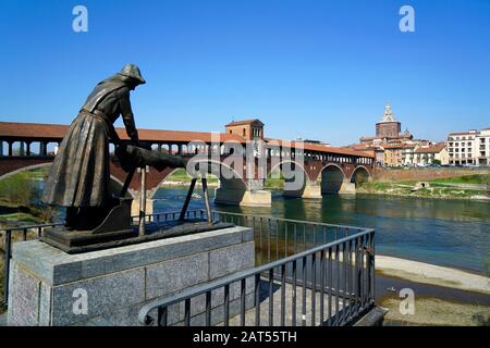 Waschsalon und die historische und alte überdachte Brücke über den Fluss Ticino, Pavia, Lombardei, Itay, Europa Stockfoto