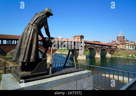 Waschsalon und die historische und alte überdachte Brücke über den Fluss Ticino, Pavia, Lombardei, Itay, Europa Stockfoto