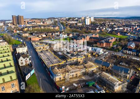 Blick über die Victoria Road in Stoke on Trent, Vicky Road, eine schlechte Gegend, die zum Stadtzentrum von Hanley führt, mit viel Verkehr Stockfoto