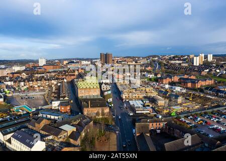 Blick über die Victoria Road in Stoke on Trent, Vicky Road, eine schlechte Gegend, die zum Stadtzentrum von Hanley führt, mit viel Verkehr Stockfoto