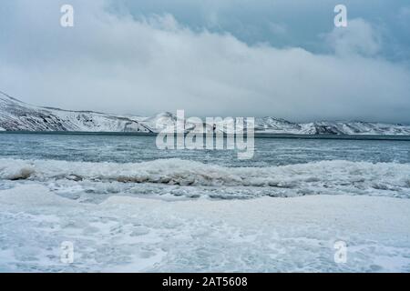 Gefrorene Wellen auf dem Kleifarvatn See auf der Halbinsel Island Rekjanes Stockfoto