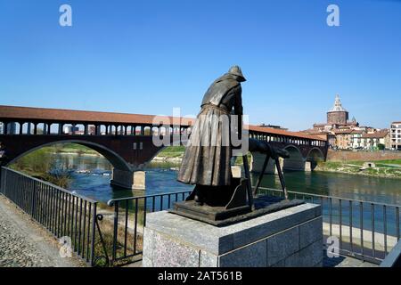 Waschsalon und die historische und alte überdachte Brücke über den Fluss Ticino, Pavia, Lombardei, Itay, Europa Stockfoto