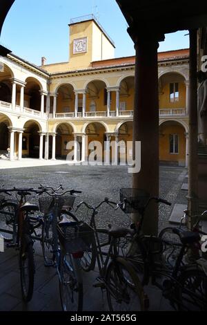 Sitz der Universität Pavia, einer 1361 gegründeten italienischen staatlichen Universität. Sie gehört zu den ältesten der Welt, Alma Ticinensis Universitas Stockfoto