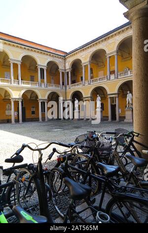 Sitz der Universität Pavia, einer 1361 gegründeten italienischen staatlichen Universität. Sie gehört zu den ältesten der Welt, Alma Ticinensis Universitas Stockfoto