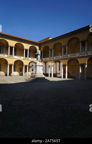 Sitz der Universität Pavia, einer 1361 gegründeten italienischen staatlichen Universität. Sie gehört zu den ältesten der Welt, Alma Ticinensis Universitas Stockfoto