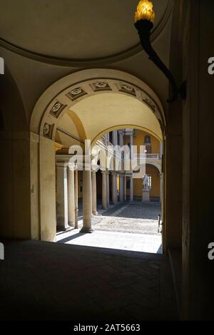 Sitz der Universität Pavia, einer 1361 gegründeten italienischen staatlichen Universität. Sie gehört zu den ältesten der Welt, Alma Ticinensis Universitas Stockfoto